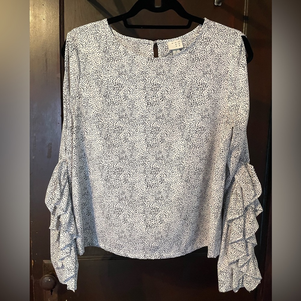 Feminine black and white blouse (M)